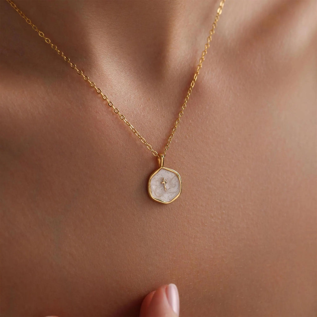 LuminaCross - Elegante collar de fe en tono dorado