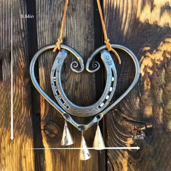 HeartForge – Campanilla de Viento de Herradura con Forma de Corazón