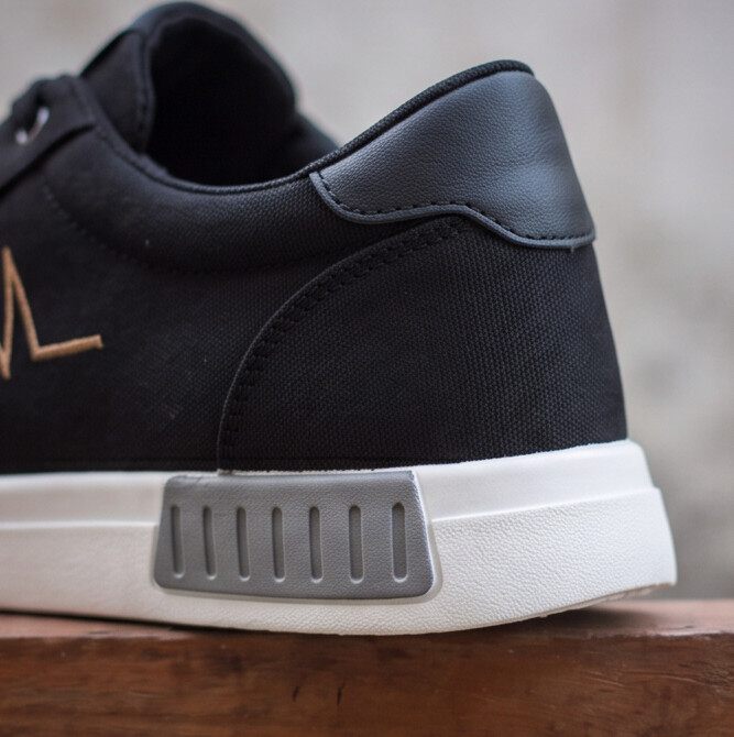 Pulseway — Canvas Sneaker mit Herzschlag-Detail