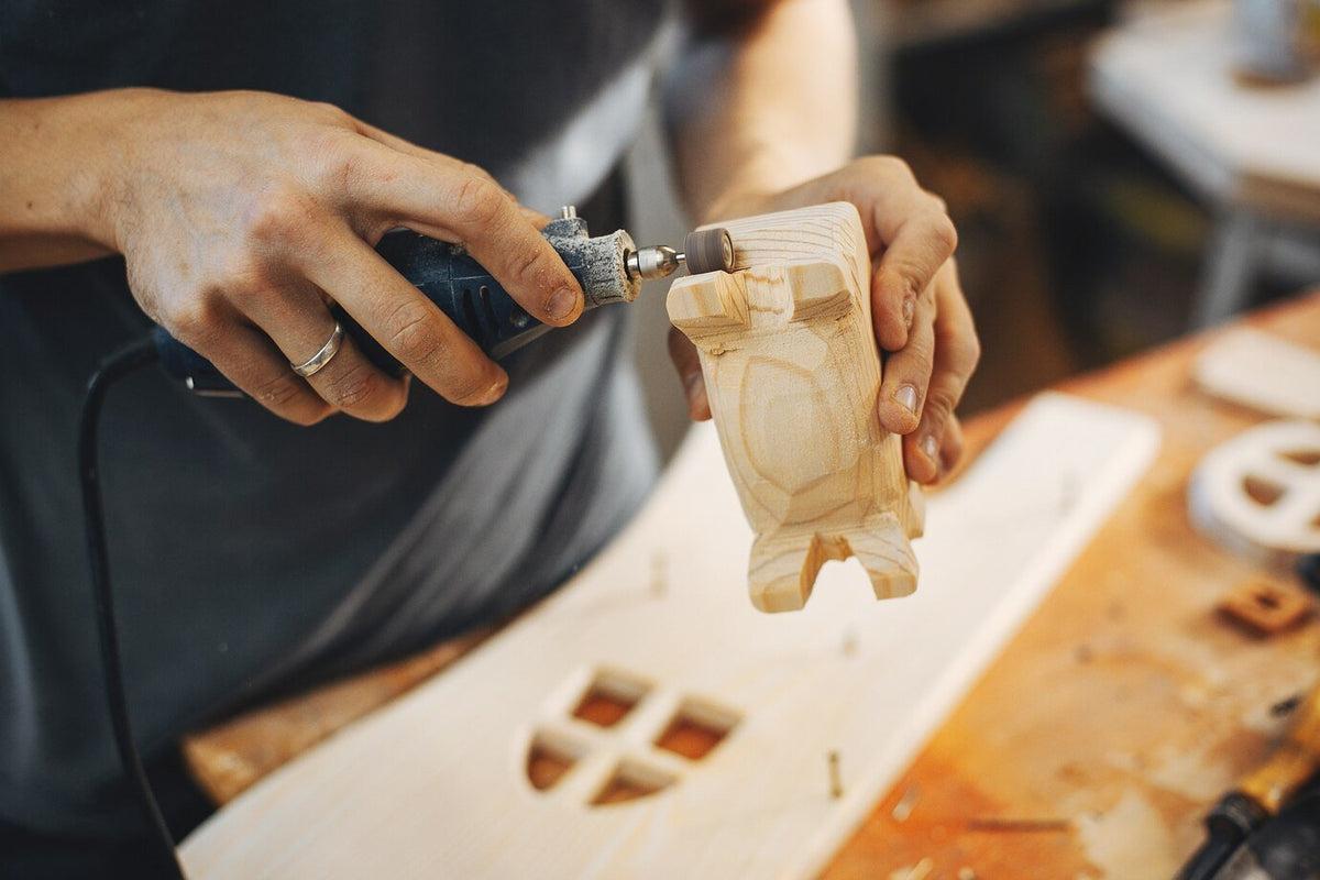 WoodWhisker – Handgefertigte Katzenvase aus Holz