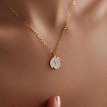 LuminaCross - Elegante collar de fe en tono dorado