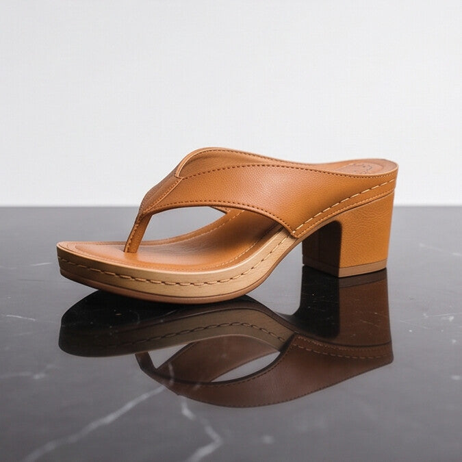 Brianna – Riemchensandalette mit Holzabsatz und perforiertem Fußbett