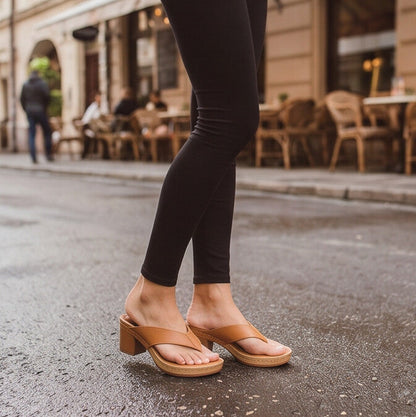 Brianna – Riemchensandalette mit Holzabsatz und perforiertem Fußbett