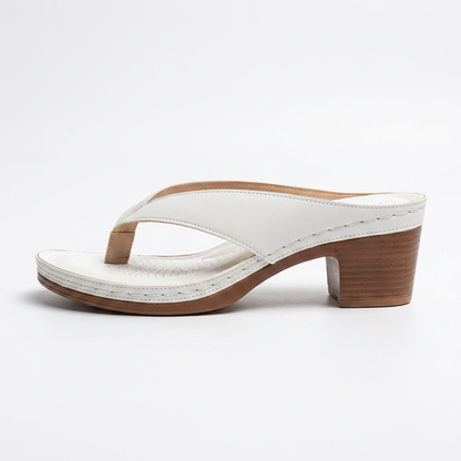 Brianna – Riemchensandalette mit Holzabsatz und perforiertem Fußbett