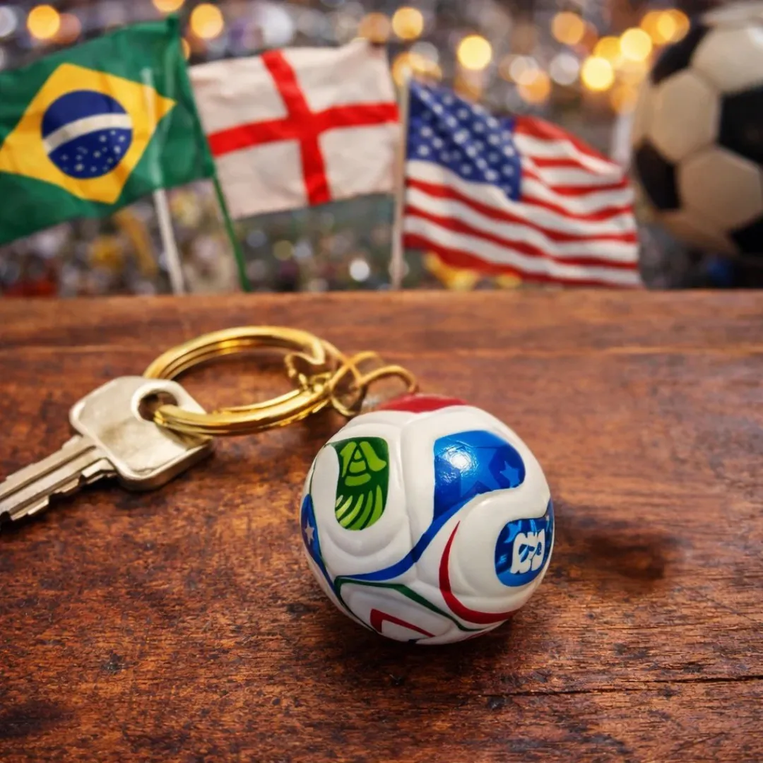 🔥Compra 1 y Llévate Otro GRATIS: ¡Comparte la Pasión!⚽🏆 Llavero Trofeo Copa Mundial 2026