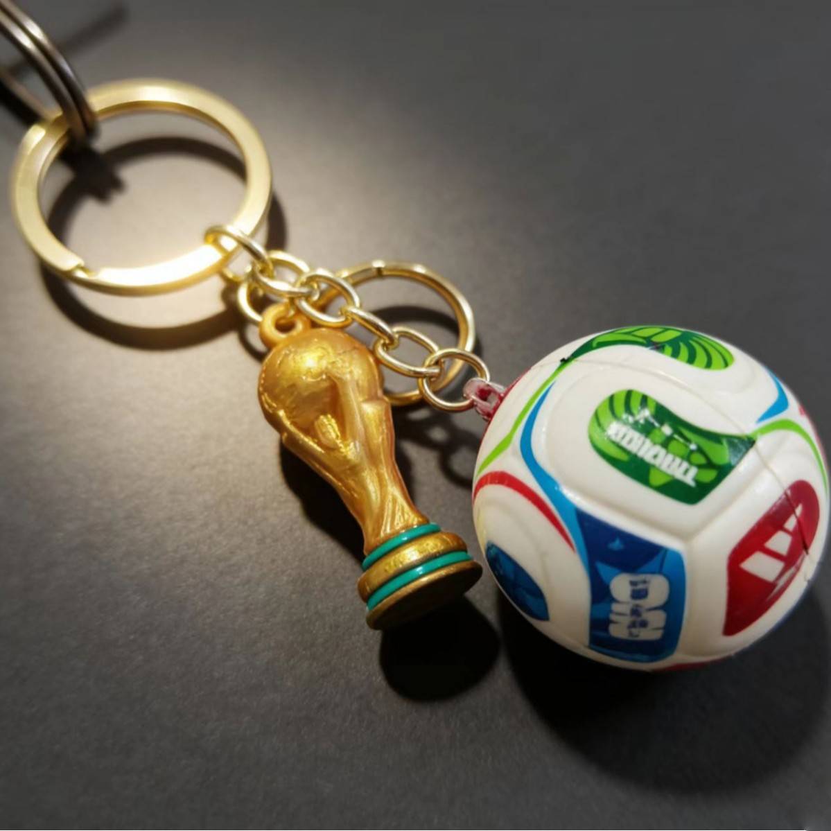 🔥Compra 1 y Llévate Otro GRATIS: ¡Comparte la Pasión!⚽🏆 Llavero Trofeo Copa Mundial 2026