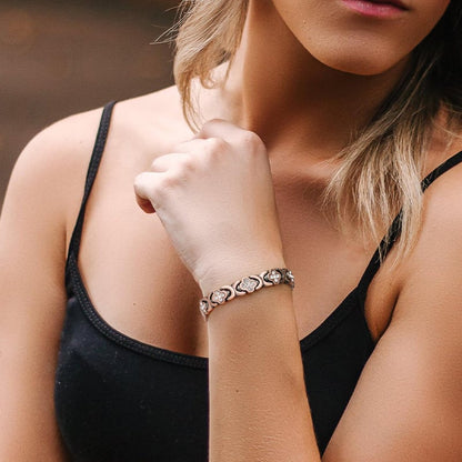 BloomGrace – Kupferarmband mit Blumen, eleganter Stil