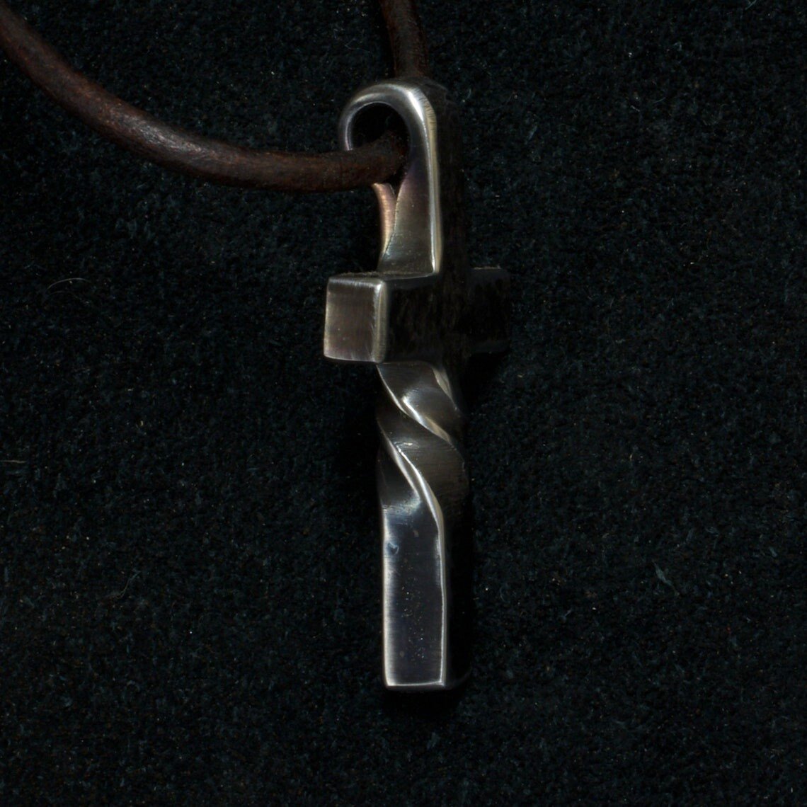 DivineTwist – Cruz Forjada a Mano