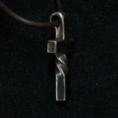 DivineTwist – Cruz Forjada a Mano