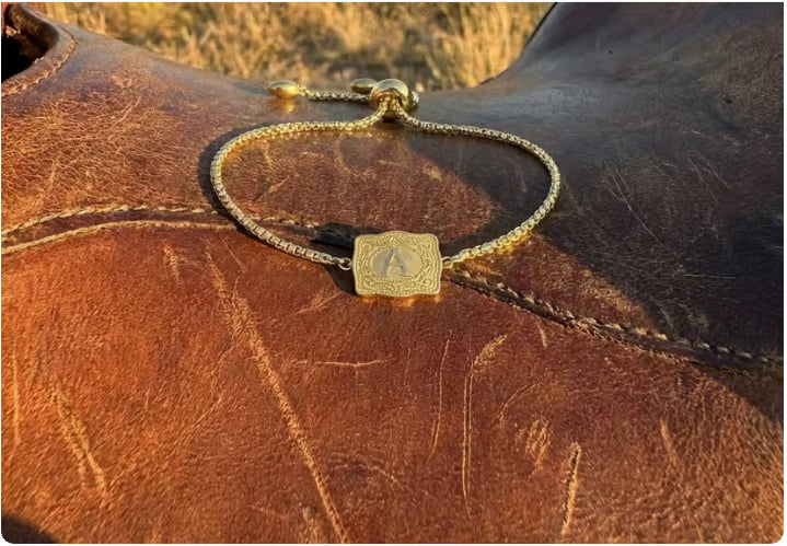 GlobeStyle – Pulsera Premium con Inicial Grabada en Relieve