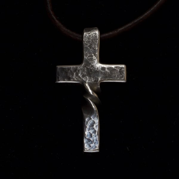 DivineTwist – Cruz Forjada a Mano