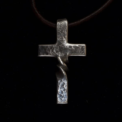 DivineTwist – Cruz Forjada a Mano