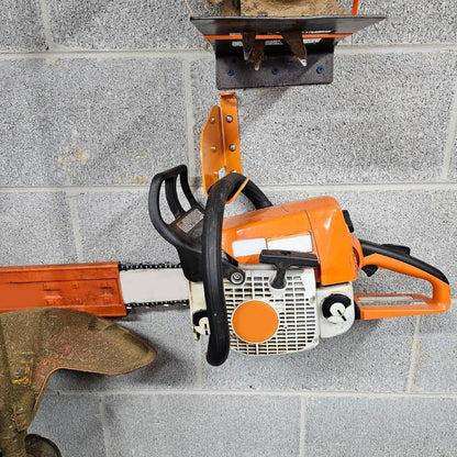 ChainVault – Soporte de pared seguro para motosierras