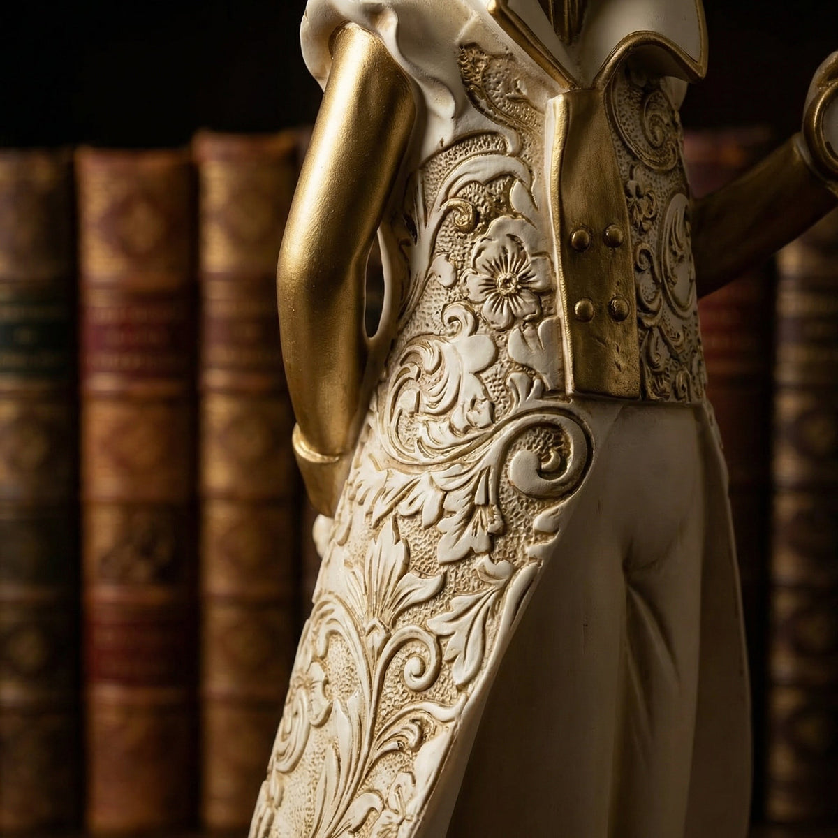 RoyalWhisk – Kaninchenfigur mit Goldrand