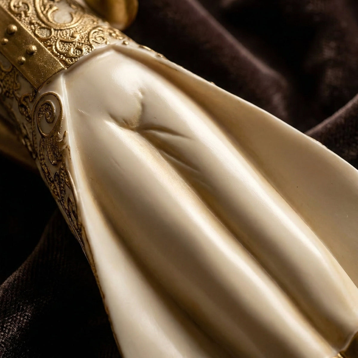RoyalWhisk – Kaninchenfigur mit Goldrand