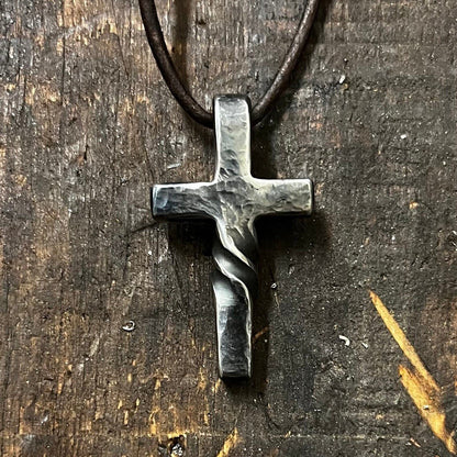 DivineTwist – Cruz Forjada a Mano