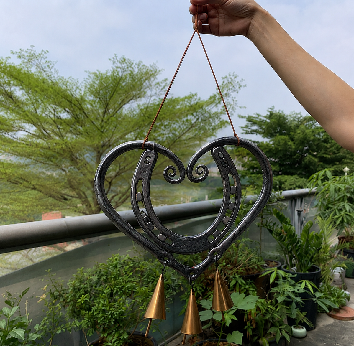 HeartForge – Campanilla de Viento de Herradura con Forma de Corazón