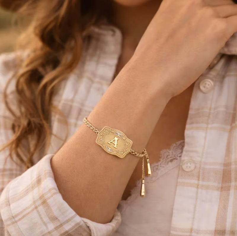 GlobeStyle – Pulsera Premium con Inicial Grabada en Relieve