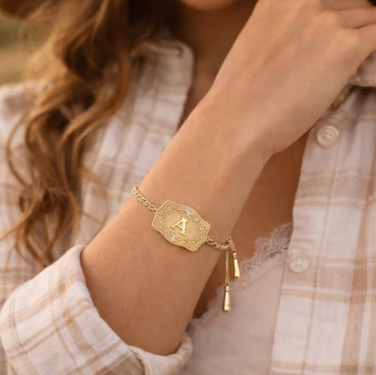 GlobeStyle – Pulsera Premium con Inicial Grabada en Relieve