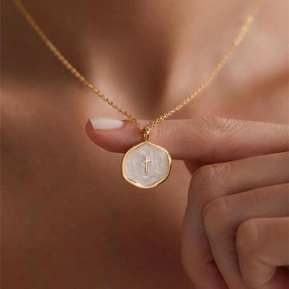 LuminaCross - Elegante collar de fe en tono dorado