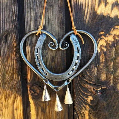 HeartForge – Campanilla de Viento de Herradura con Forma de Corazón