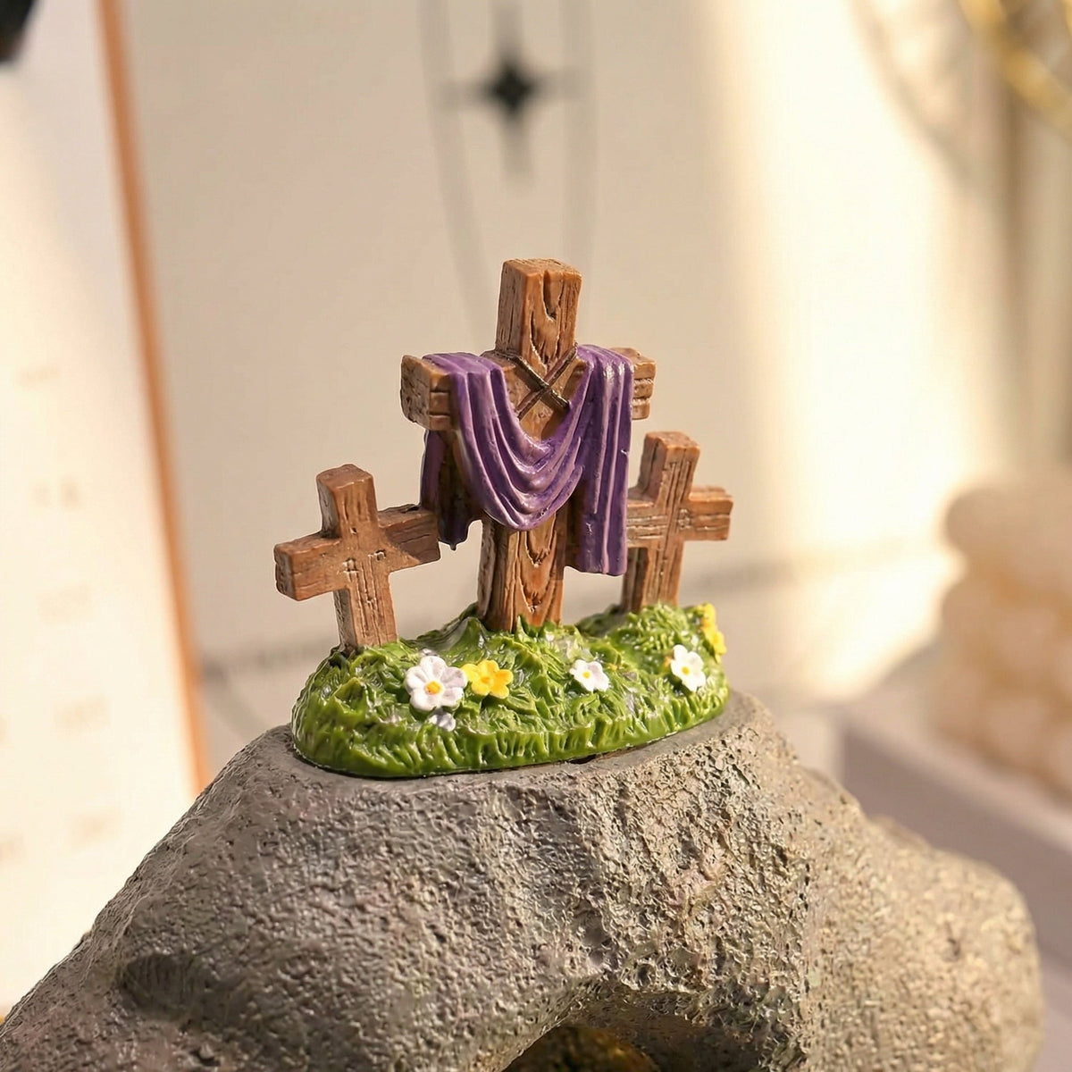 Escena de Pascua del Sepulcro Vacío con Luz de Resurrección