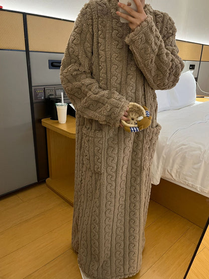 CozyLoom – Hausanzug aus Winter-Korallensamt