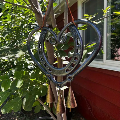 HeartForge – Campanilla de Viento de Herradura con Forma de Corazón
