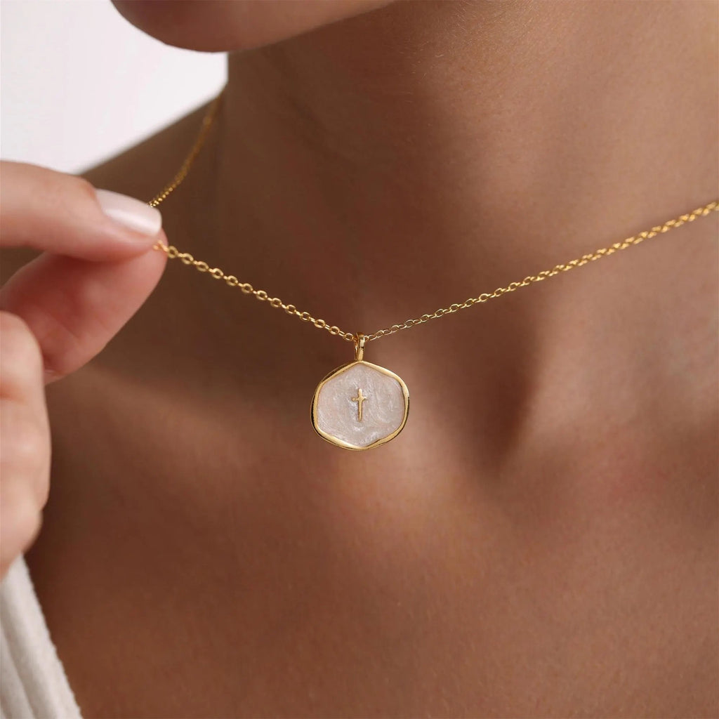 LuminaCross - Elegante collar de fe en tono dorado