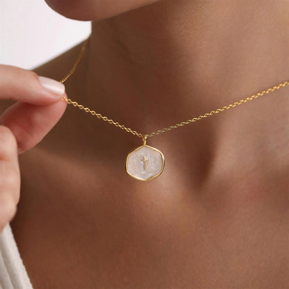 LuminaCross - Elegante collar de fe en tono dorado