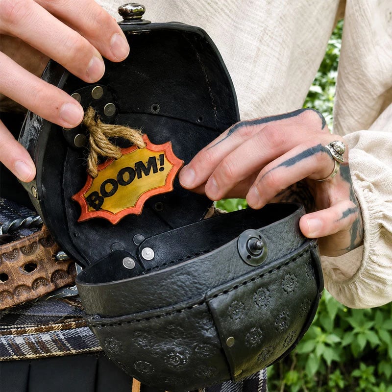 ShadowFuse – Bolso Cruzado de Moda con Forma de Bomba Gótica
