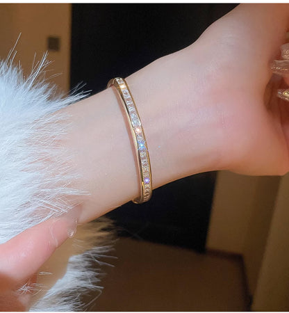 StarlightAura – Elegante Pulsera de Dijes