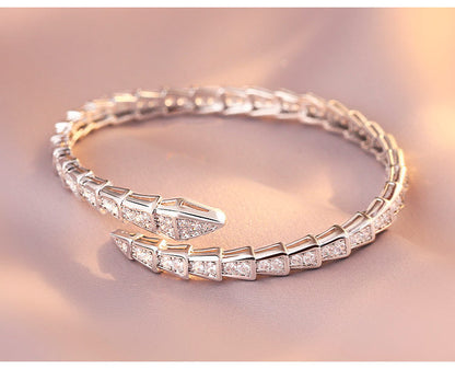 SerpentGlow – Pulsera de brazalete abierto con forma de serpiente de circonita