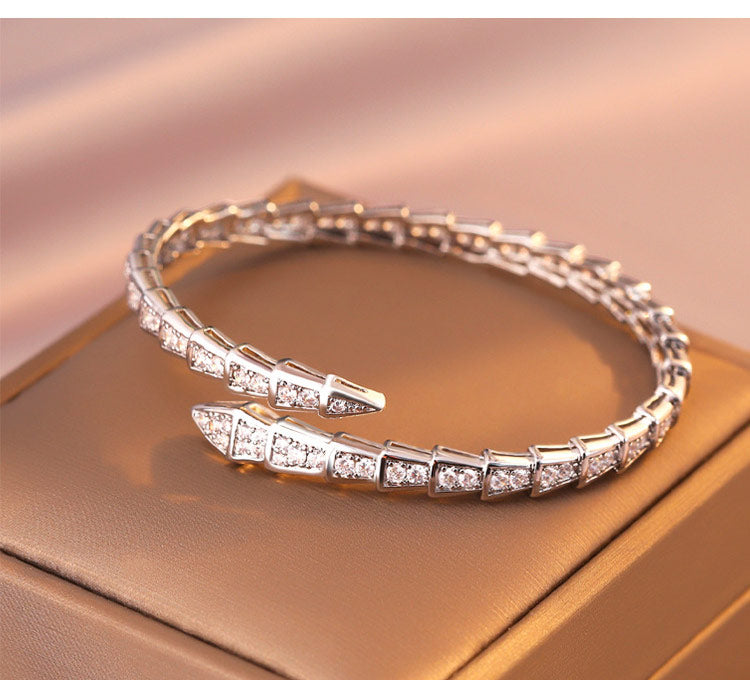 SerpentGlow – Pulsera de brazalete abierto con forma de serpiente de circonita