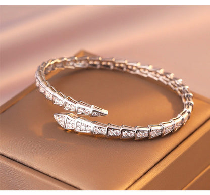 SerpentGlow – Pulsera de brazalete abierto con forma de serpiente de circonita