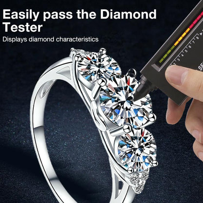 AuraTrio – Anillo de tres piedras con aspecto de diamante