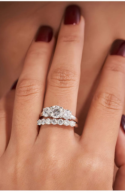 AuraTrio – Anillo de tres piedras con aspecto de diamante