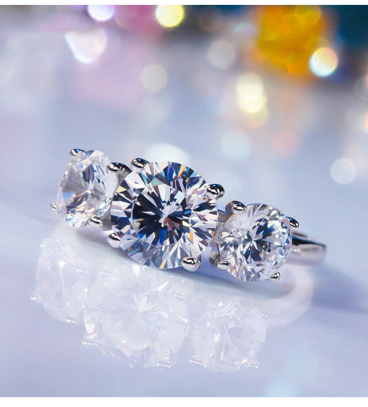 AuraTrio – Anillo de tres piedras con aspecto de diamante