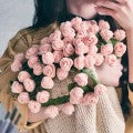 CozyBloom – DIY-Set für handgestrickte Rosendecke