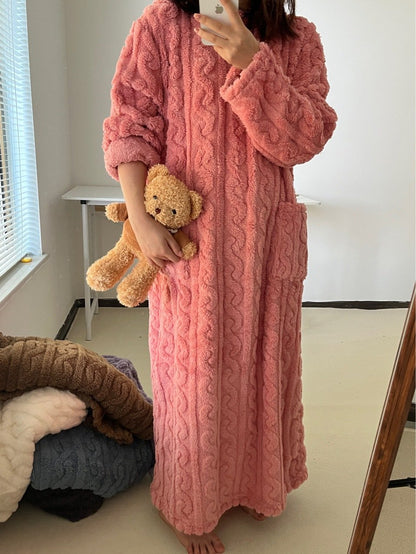 CozyLoom – Hausanzug aus Winter-Korallensamt