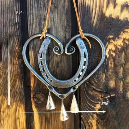HeartForge – Campanilla de Viento de Herradura con Forma de Corazón