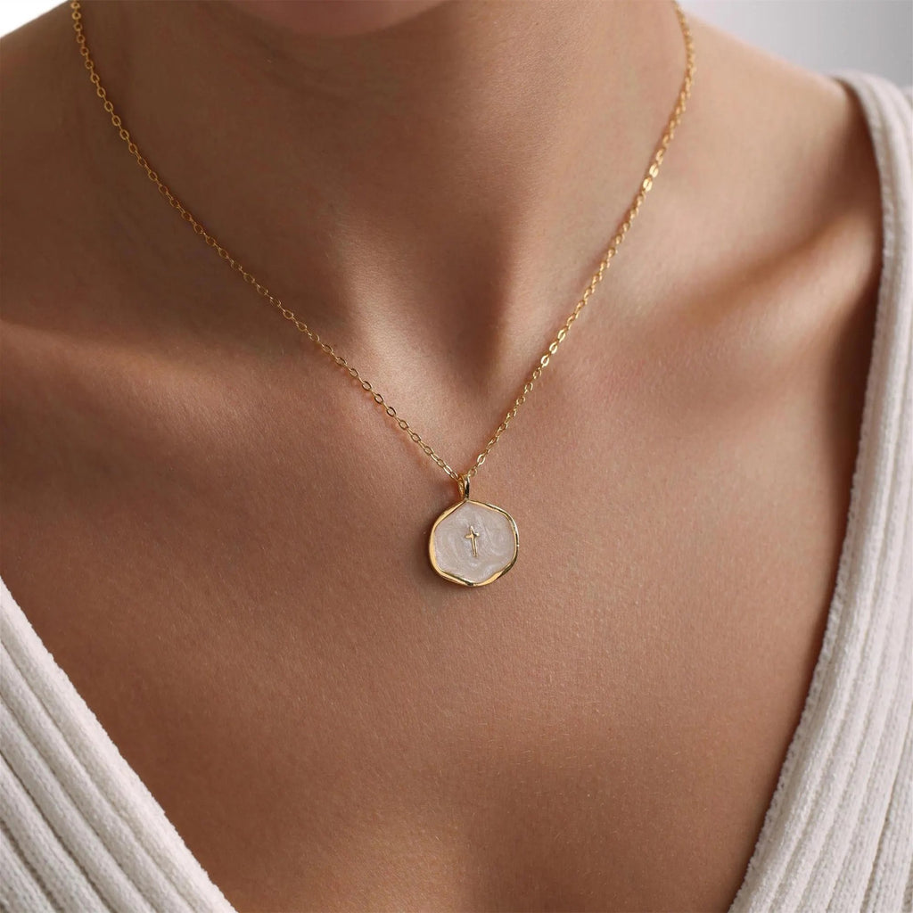 LuminaCross - Elegante collar de fe en tono dorado
