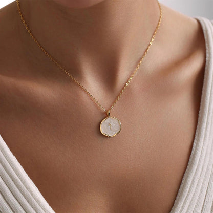 LuminaCross - Elegante collar de fe en tono dorado