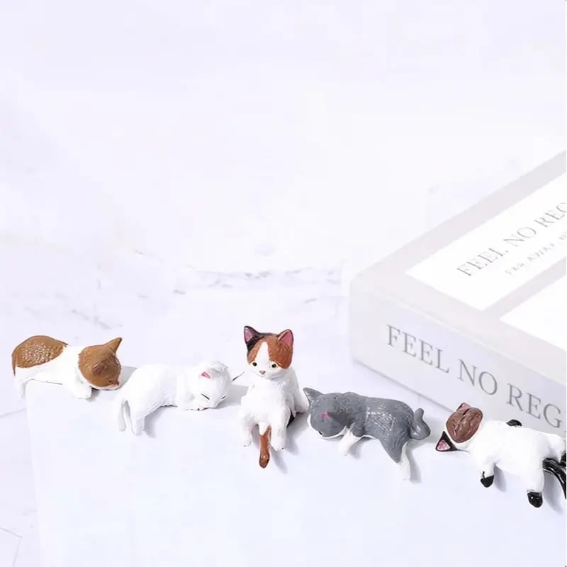 ⏰ LETZTER TAG 49% RABATT🔥 Handbemalte Mini-Katzen-Schreibtischfiguren – 5er-Set niedliche Cartoon-Kätzchen-Begleiter