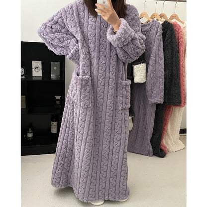CozyLoom – Hausanzug aus Winter-Korallensamt