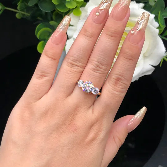 AuraTrio – Anillo de tres piedras con aspecto de diamante