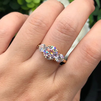AuraTrio – Anillo de tres piedras con aspecto de diamante