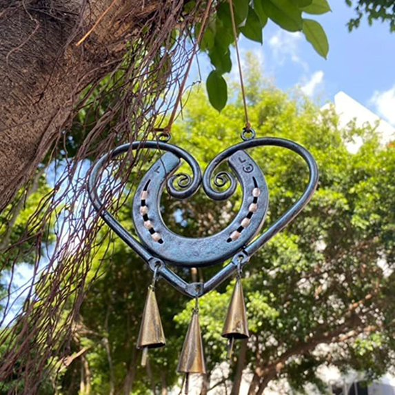 HeartForge – Campanilla de Viento de Herradura con Forma de Corazón