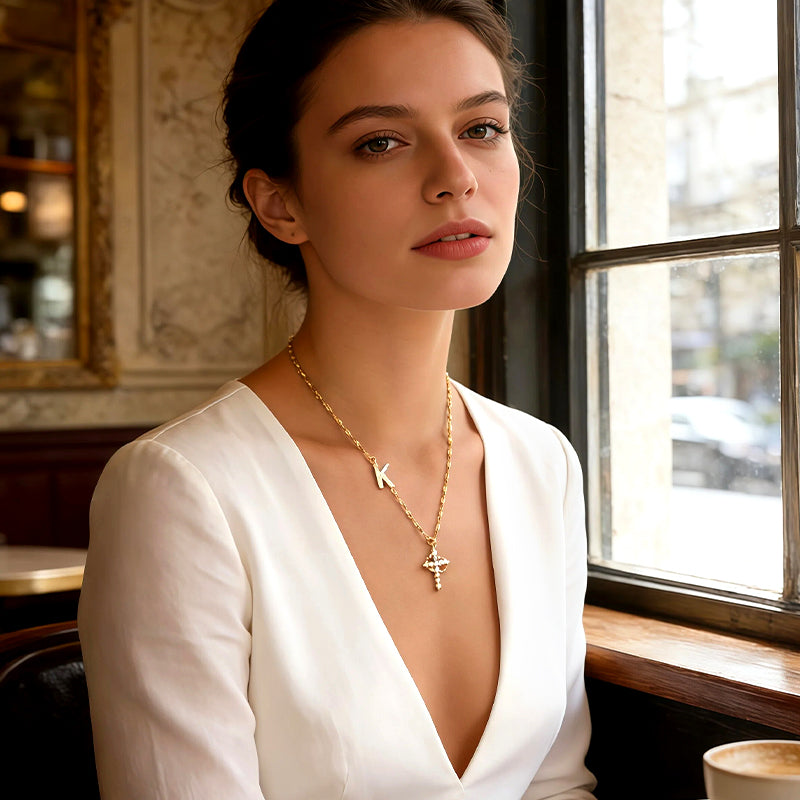 CrossWhisper – Elegante Collar de Fe