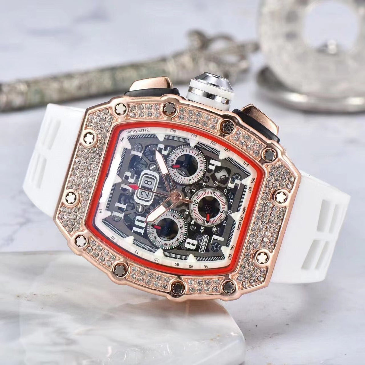 LuxeSpark – Reloj con incrustaciones de pedrería